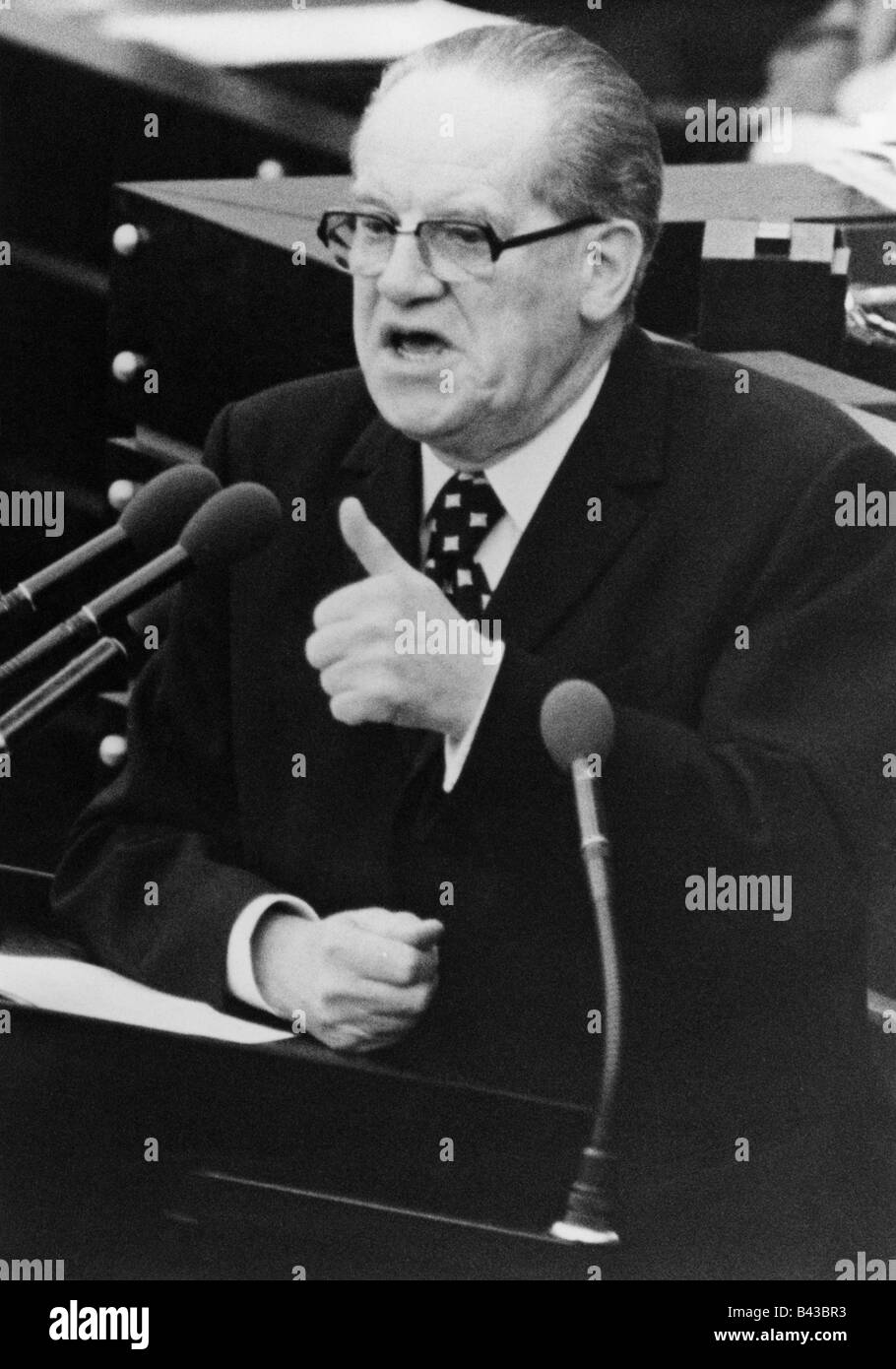 Wehner, Herbert, 11.7.1906 - 19.1.1990, German politician, delivering a speech in the Federal Diet, Bonn, 1960s, , Stock Photo