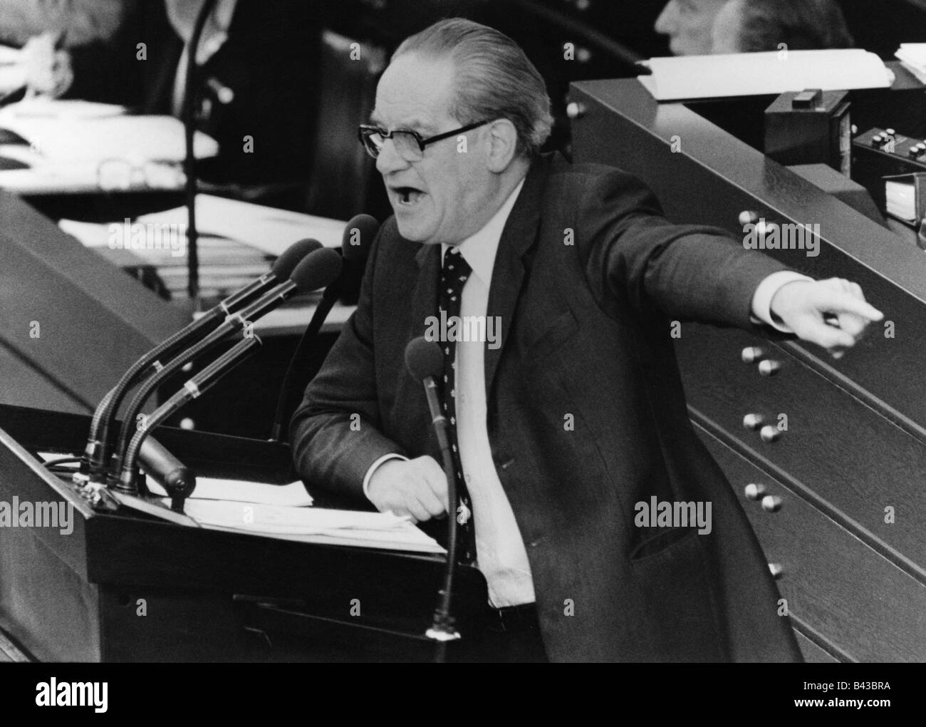 Wehner, Herbert, 11.7.1906 - 19.1.1990, German politician, delivering a speech in the Federal Diet, Bonn, 1960s, , Stock Photo