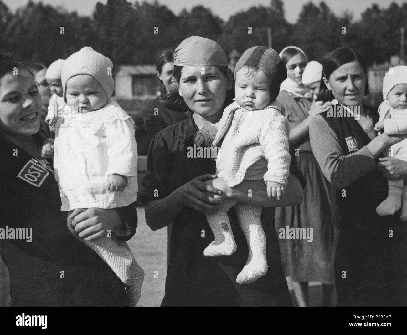 events, Second World War / WWII, Germany, 'Ost-Arbeiterinnen' (female Eastern Workers) with their children, childcare in a camp for married couples, Siemens, Berlin, circa 1943, Stock Photo