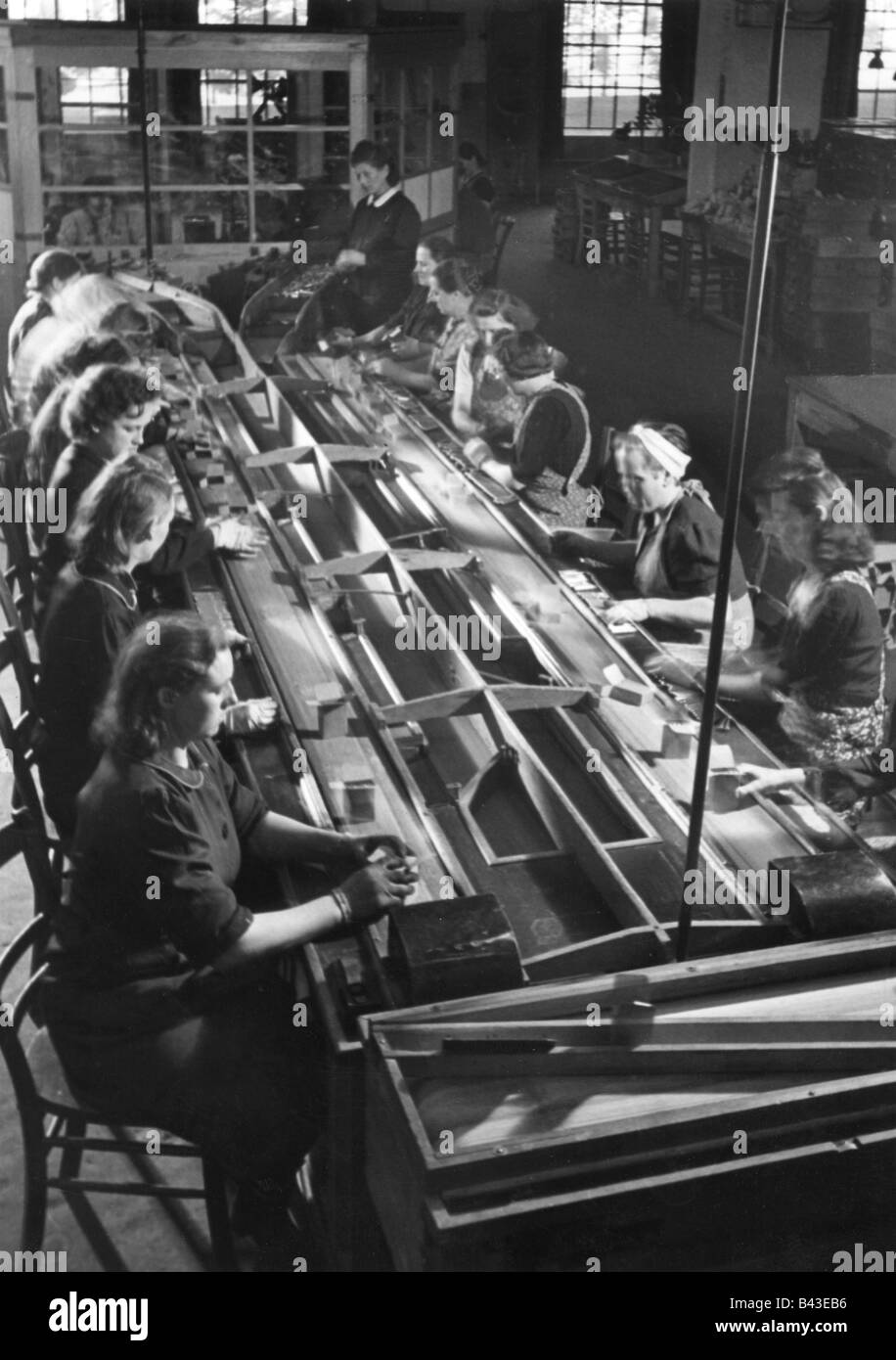 events, Second World War / WWII, Germany, armaments industry, production of ammunition, women packing, Berlin, 1942, propagada photo, Stock Photo