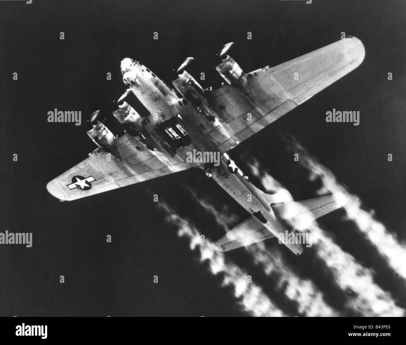 events, Second World War / WWII, aerial warfare, aircraft, US bomber Boeing B-17 G 'Flying Fortress' in the air, open bomb bay, circa 1943 / 1944, Stock Photo