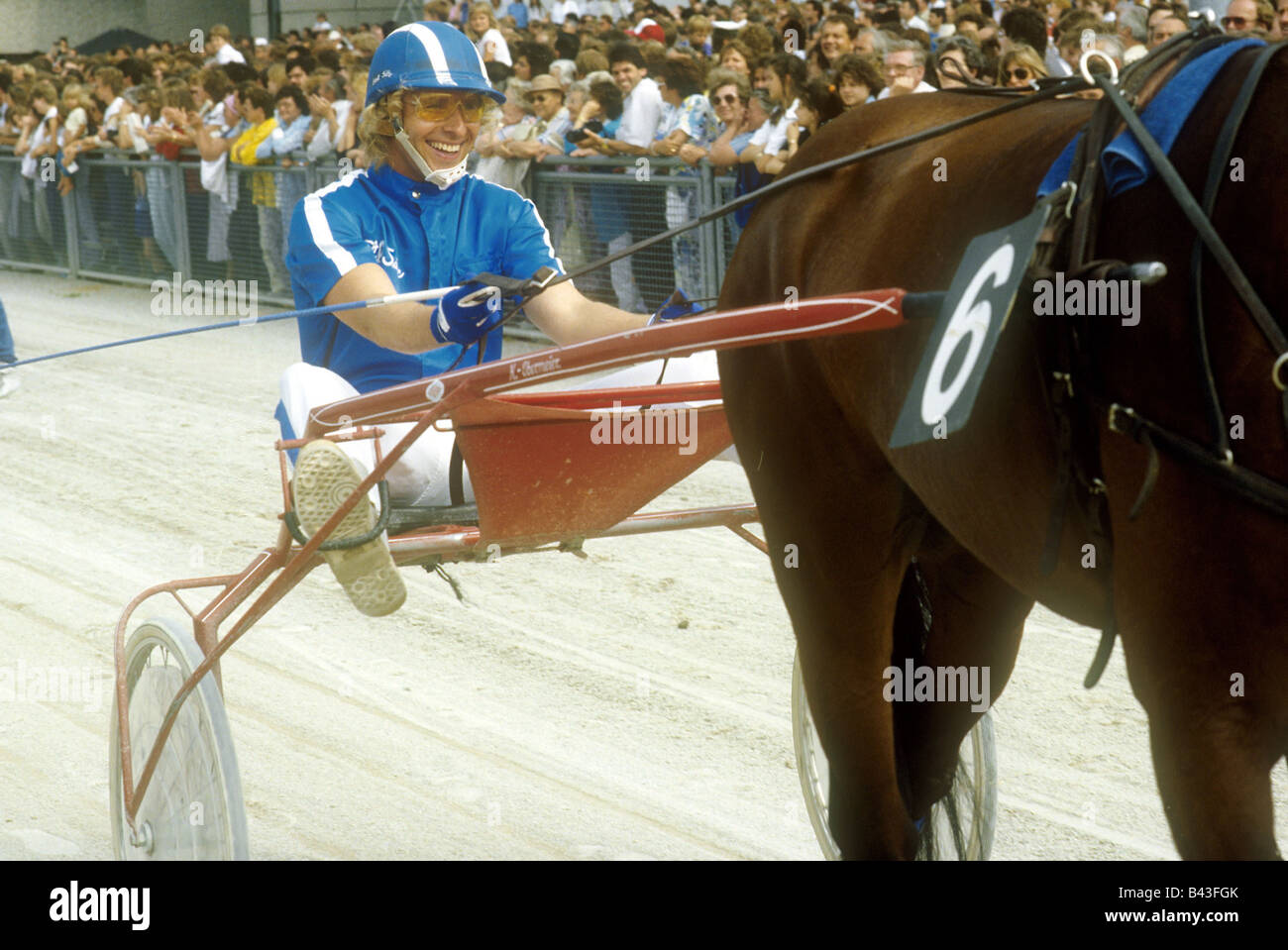Gottschalk, Thomas, * 18.5.1950, German moderator and actor, full length, in Munich trot- and breeding club at prominent race in Daglfing,  horse Tivoli in sulky, 1.7.1987, Stock Photo