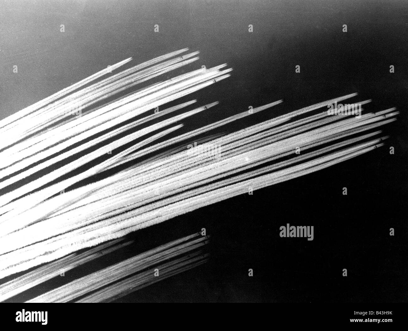 events, Second World War / WWII, aerial warfare, aircraft, US bomber formation in the air, condensation trails, circa 1943 / 1944, Stock Photo