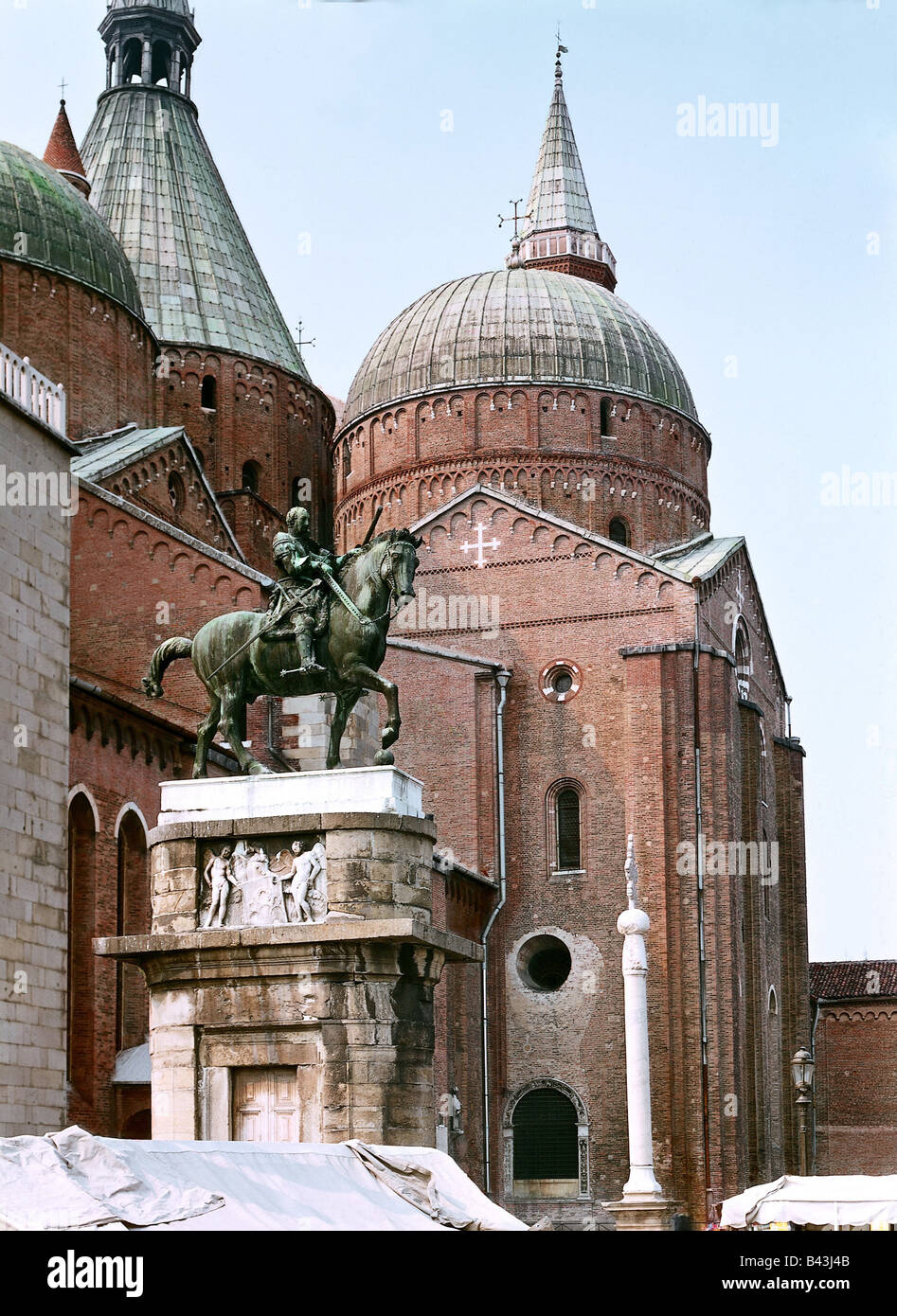 fine arts, Donatello (Donato di Niccolo di Betto Bardi, 1386 - 1466), equestrian statue Condottiere Gattamelata (Erasmo da Nani), bronze, 1447 - 1453, dome, Padua, Italy, Artist's Copyright has not to be cleared Stock Photo