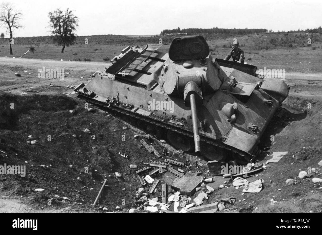 events, Second World War / WWII, Russia 1941, German advance, knocked out Soviet tank T-34/76, German Luftwaffe soldier inspecting it, July 1941, Stock Photo
