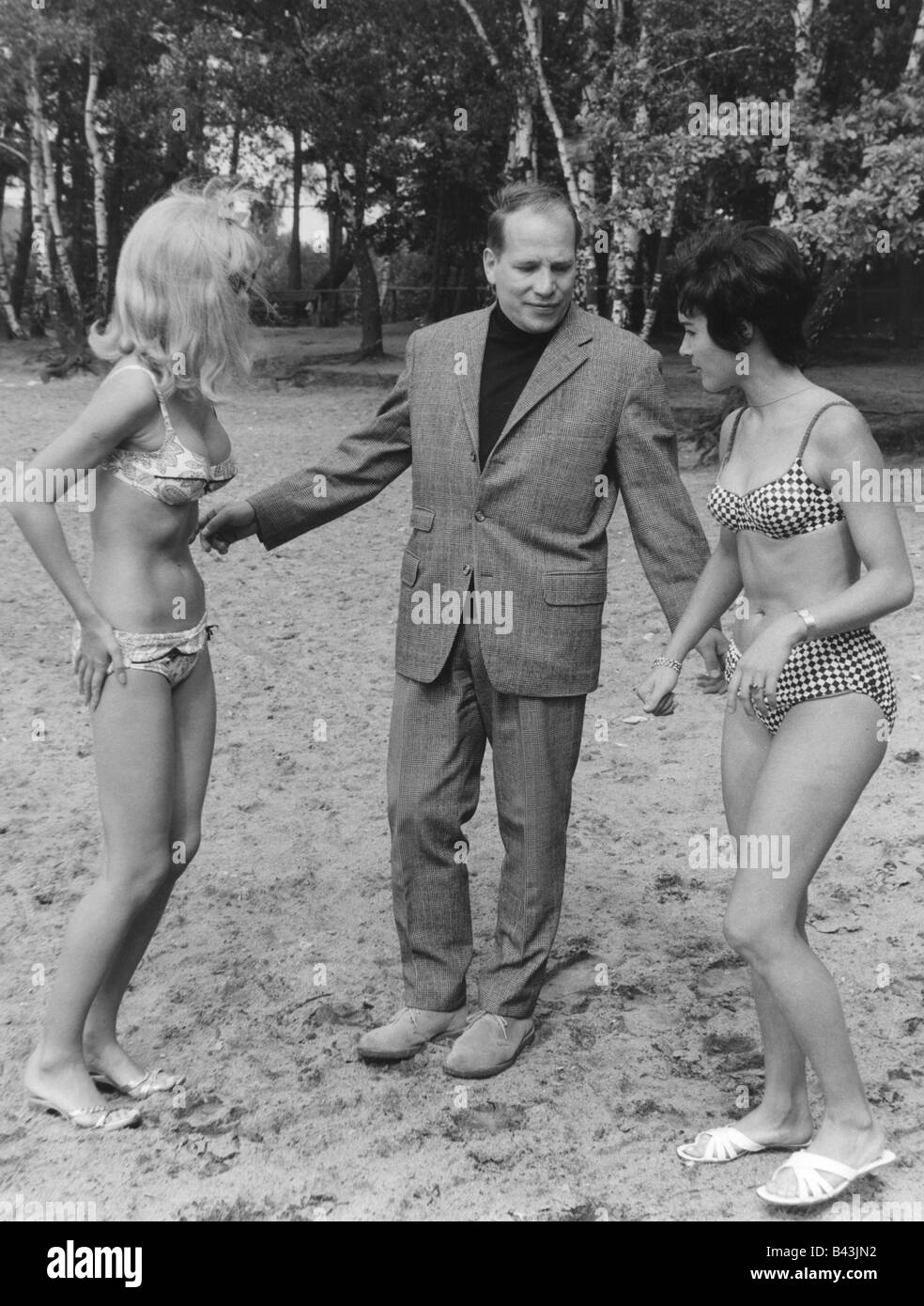 Roland, Jürgen, 25.12.1925 - 21.9.2007, German director, full length, beach, 1960s, historic, historical, 60s, fashion, clothing, suit, pantaloon, trousers, jacket, pullover, jumper, turtleneck, turtle neck, bikini, bathing suit, swim suit, two-piece, two piece, checked pattern, chequered, pattern, sandy beach, seaside, waterside,  , Stock Photo