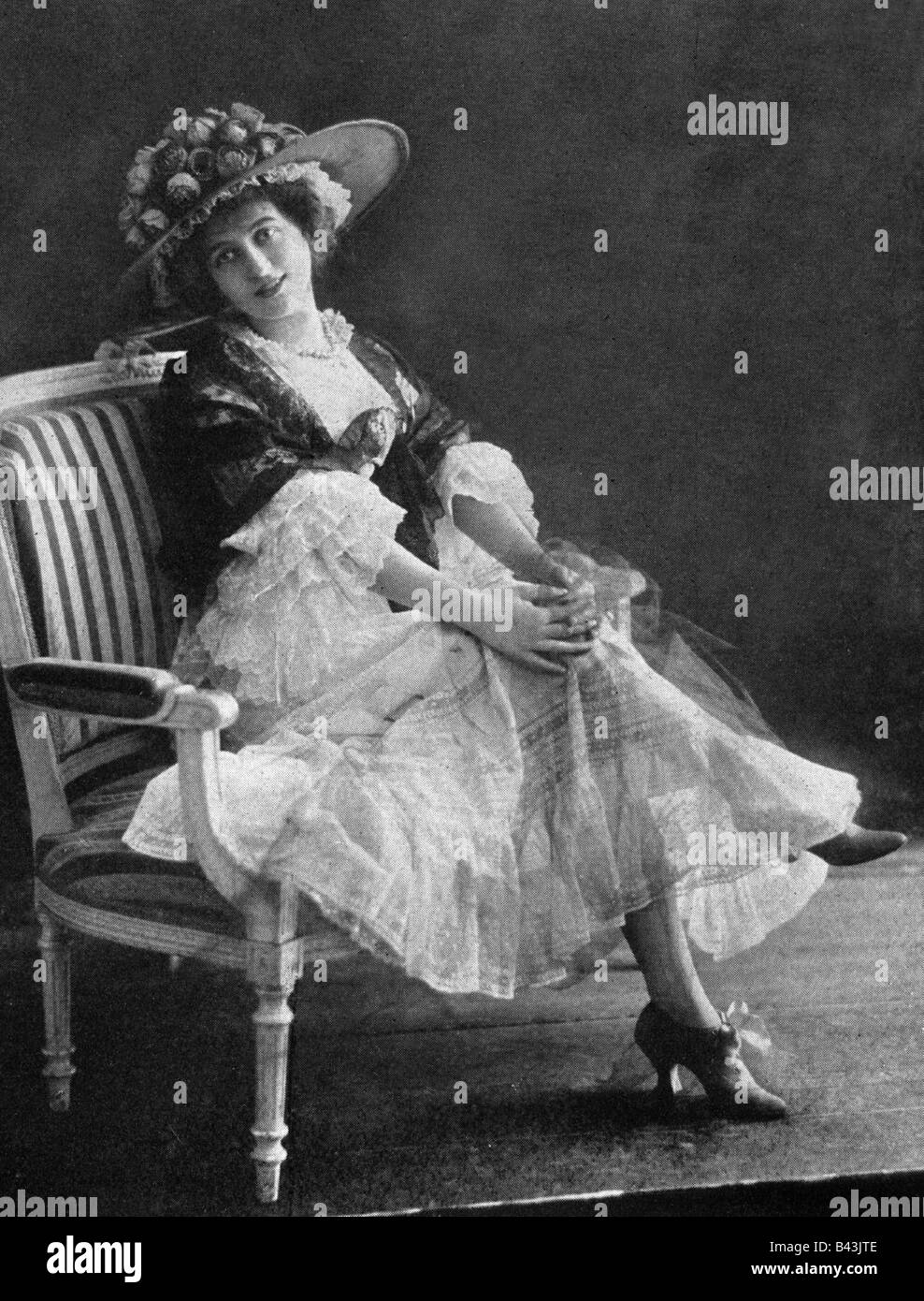 Deslys, Gaby, 4.11.1881 - 11.2.1920, French dancer, actress, as 'Commiere' at the Revue des Variete Ambassadeurs, Paris, circa 1910, photo by Reutlinger, half length, Stock Photo