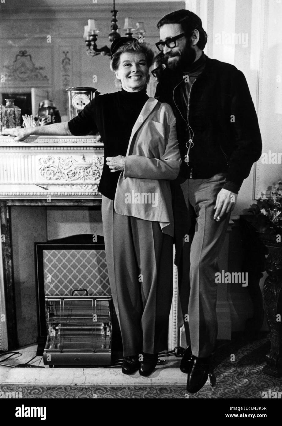 20 Fascinating Vintage Photos of Katharine Hepburn Wearing WideLeg Pants   Vintage Everyday
