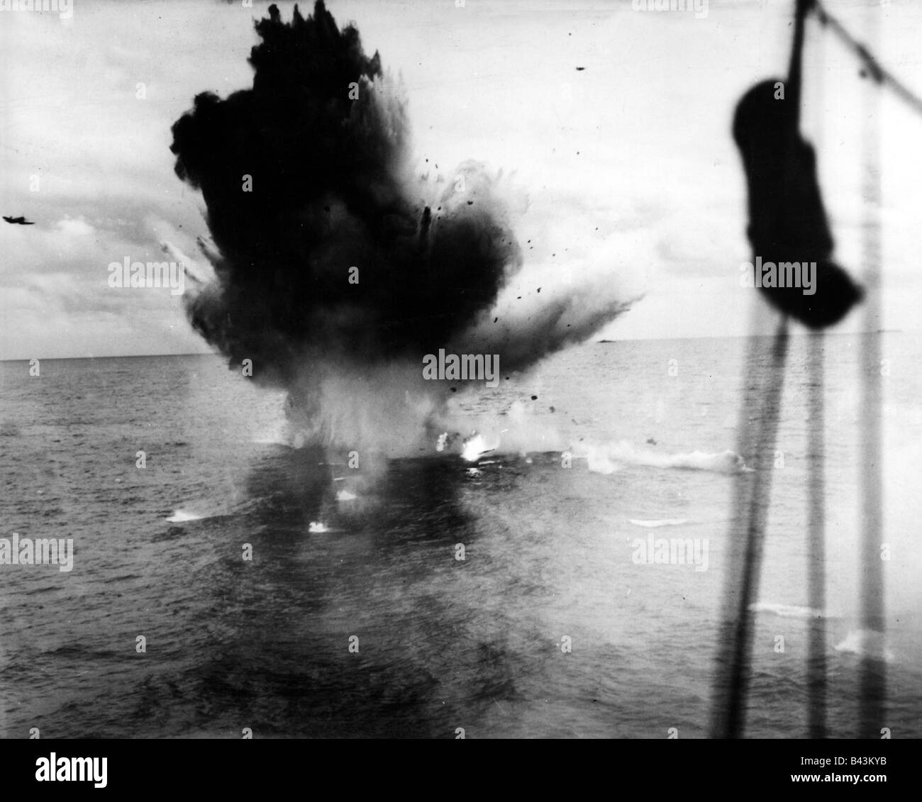events, Second World War / WW II, Pacific, naval warfare, Japanese Kamikaze aircraft missing its target and crashing in the water, 1945, Stock Photo