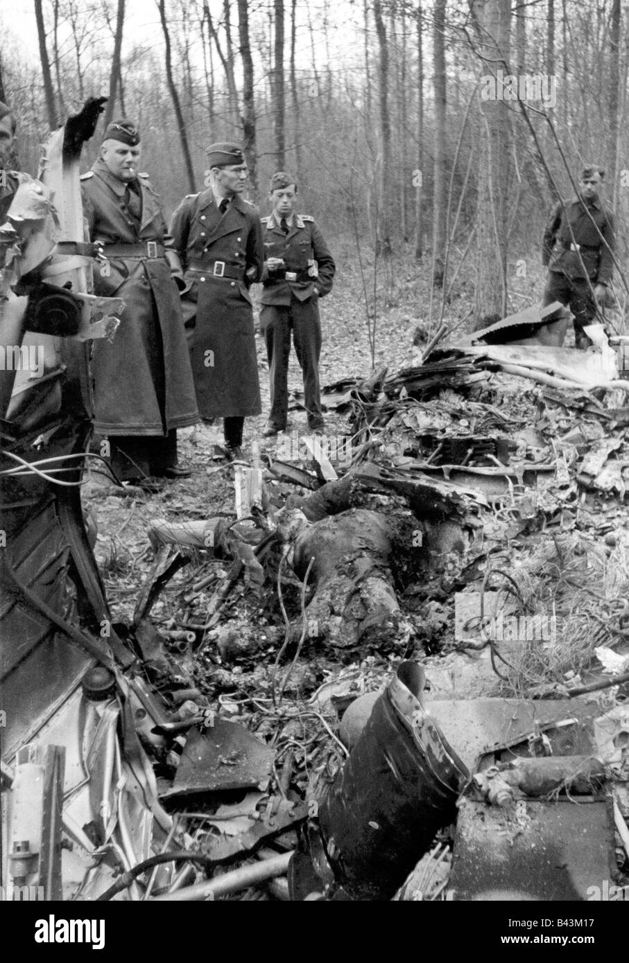 events, Second World War / WWII, aerial warfare, aircraft, crashed / damaged, German officers examining the wreckage of a British bomber, shot down by a German night fighter near Compiegne, France, on 9.4.1943, Stock Photo