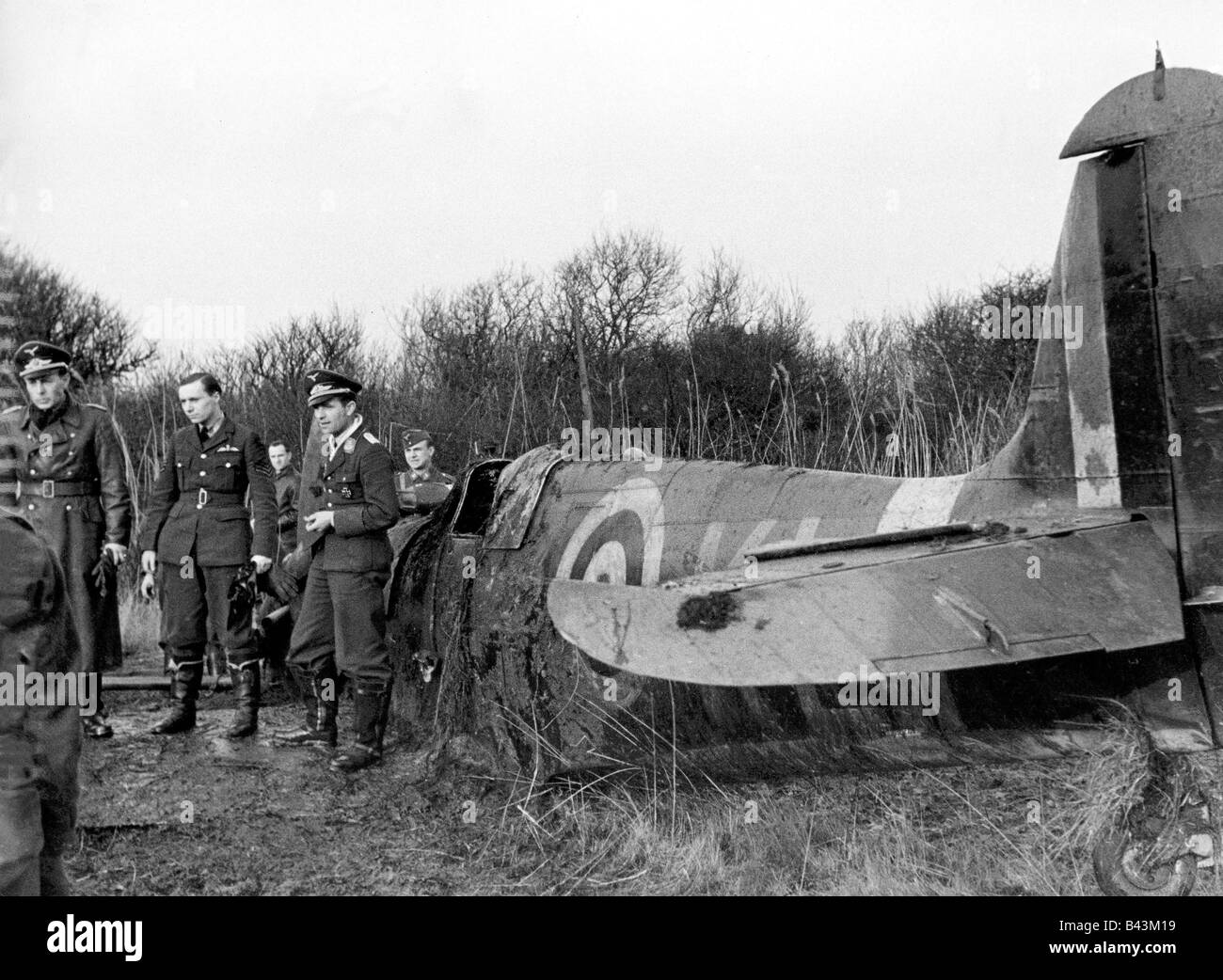 events, Second World War / WWII, aerial warfare, aircraft, crashed / damaged, shot down British fighter Supermarine Spitfire, German officers with the captured British pilot at the site of the crash, France, 1942, Stock Photo