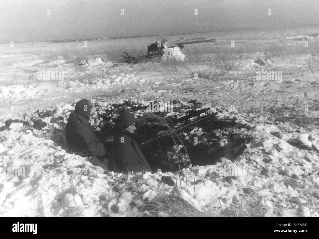 events, Second World War / WWII, Russia 1942 / 1943, German defensive position near Novocherkassk, 11.2.1943, machinegun post in the snow, in the background an anti-tank gun, USSR, soldiers, winter, 75 mm AT gun Pak 40, steppe, Third Reich, Wehrmacht, machine guns, machineguns, MG 34, 42, Karabiner 98k, 98, carbine, rifle, 20th century, historic, historical, camouflage, Novocerkassk, people, 1940s, Stock Photo