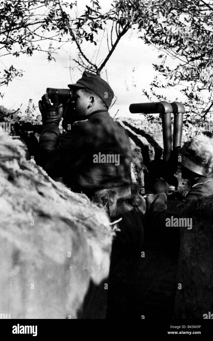 events, Second World War / WWII, Russia 1942 / 1943, German artillery observation post south-east of Kiev, officer with field glasses, NCO with binocular periscope, Ukraine, 20.10.1943, Luftwaffe, observing, Army Group South, USSR, German soldiers, trench, sap, Wehrmacht, Third, Reich, Eastern Front, cap, Soviet Union, 20th century, historic, historical, people, 1940s, Stock Photo