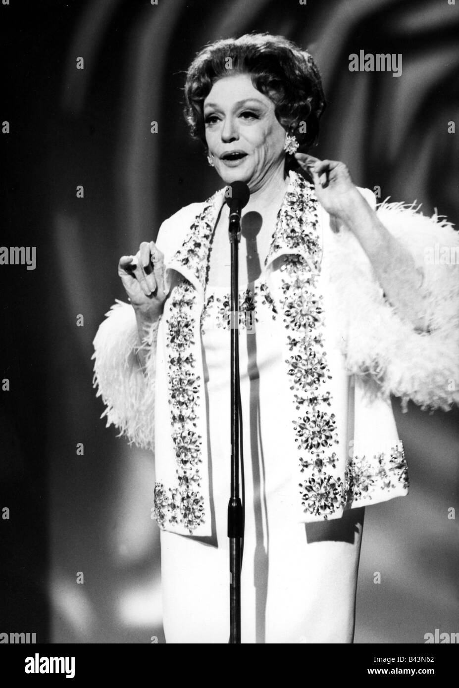 Leander, Zarah, 15.3.1907 - 23.6.1981, Swedish actress and singer, half length, performance in broadcasting 'Illusionen von Gestern', 1980, Stock Photo