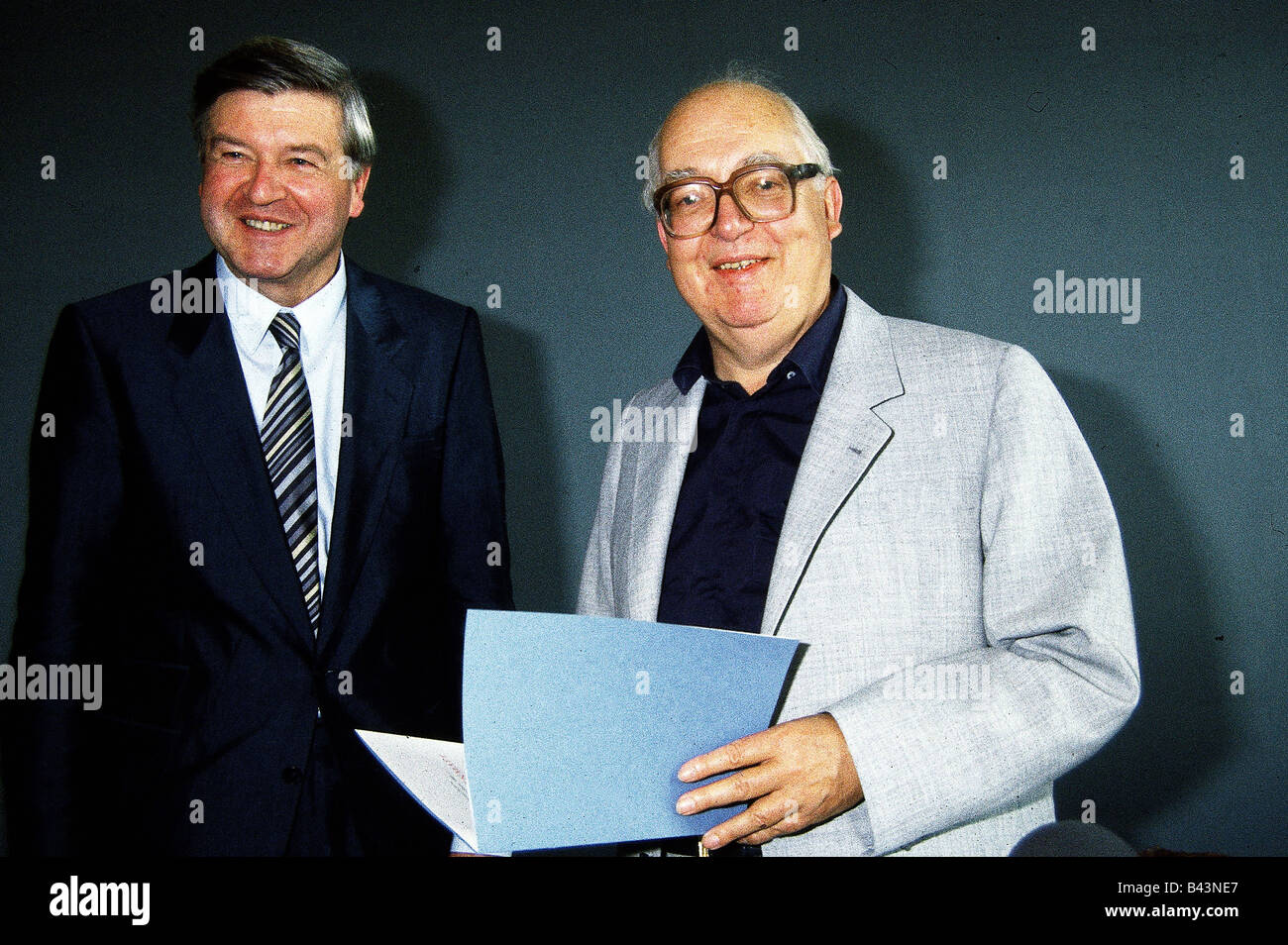 Duerrenmatt, Friedrich, 5.1.1921 - 14.12.1990, Swiss author, half length, Dr. Hans Maier handing over the certificate of the 'Jean-Paul-Preis' (Jean Paul Award), 1985, Stock Photo