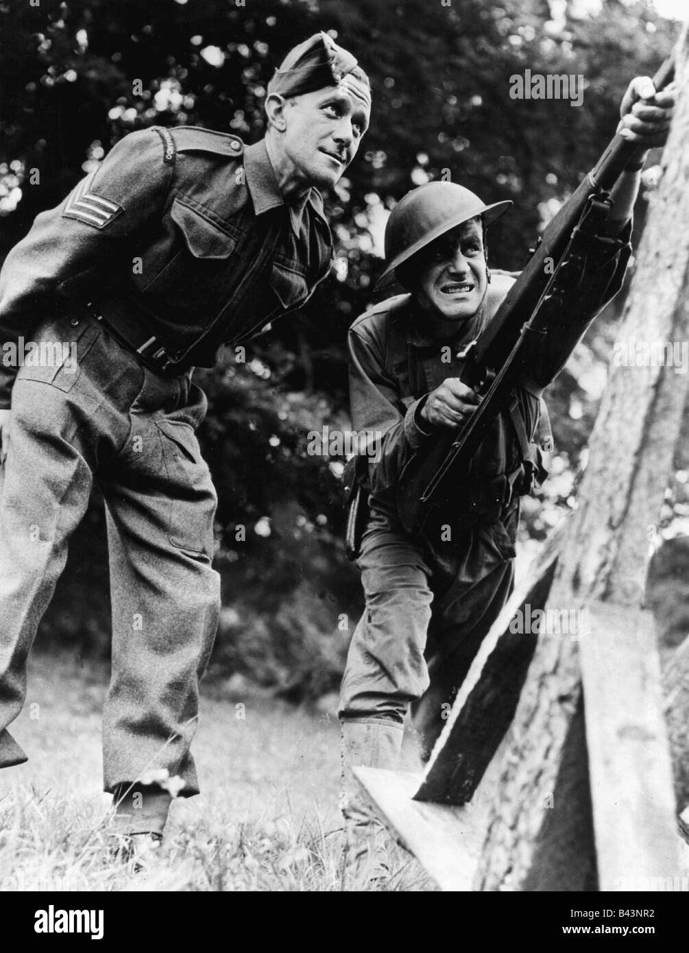 events, Second World War / WWII, Great Britain, training of US soldiers in Achnacarry, Scotland, British instructor and US ranger, August 1942, Stock Photo