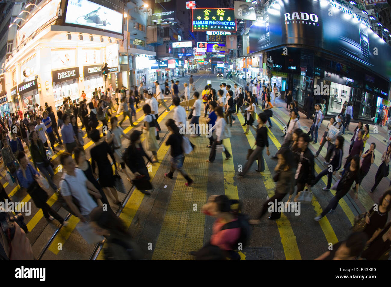 China Hong Kong Shoppers crossing the road in Causeway Bay Stock Photo