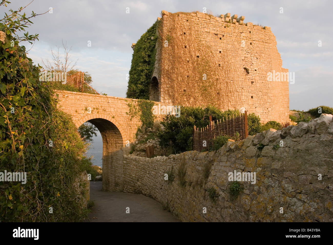 the-ruins-of-rufus-castle-also-known-as-bow-and-arrow-castle-above