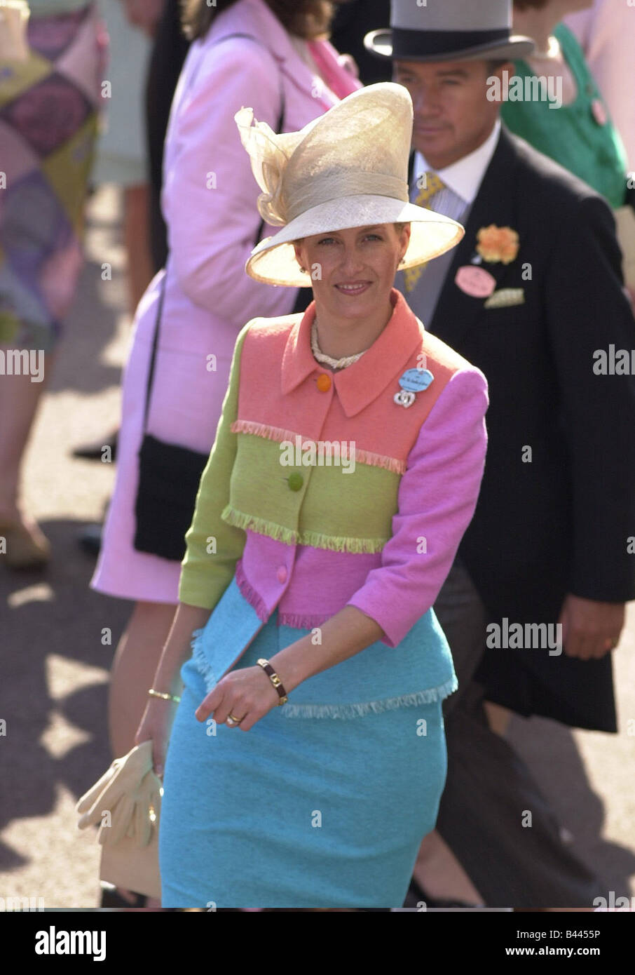 sophie-the-countess-of-wessex-june-2001-royal-ascot-fashion-from-sophie-B4455P.jpg