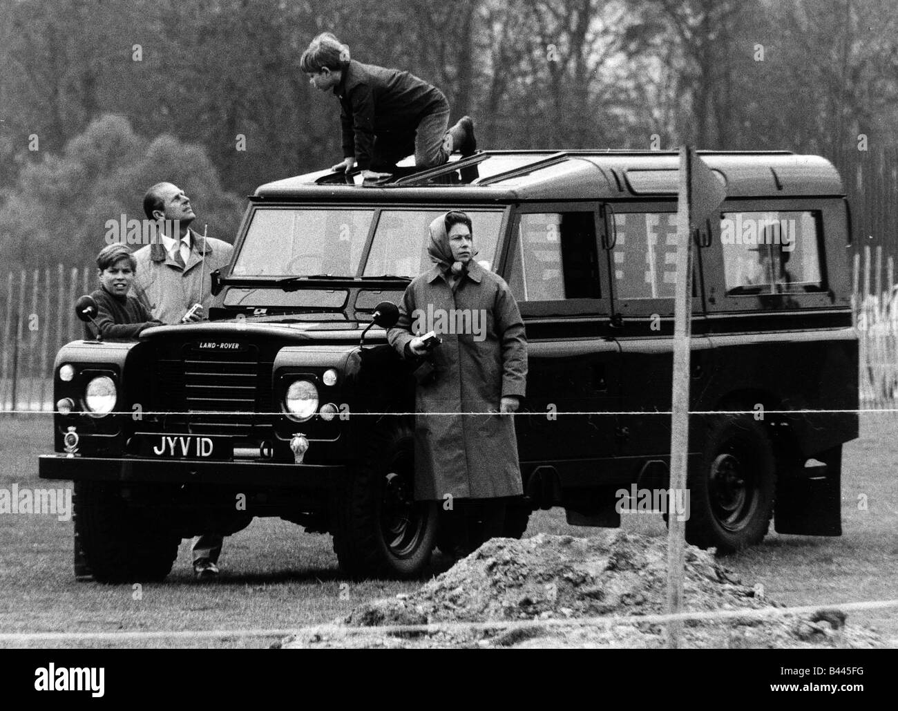 Queen elizabeth land rover hi-res stock photography and images - Alamy