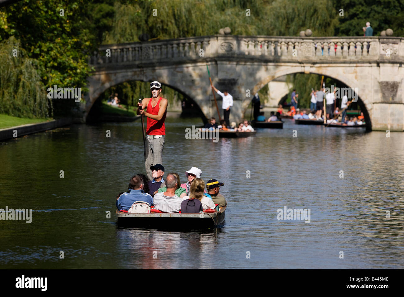 Punting on the River Cam by the banks of Queen's College Cambridge Stock Photo