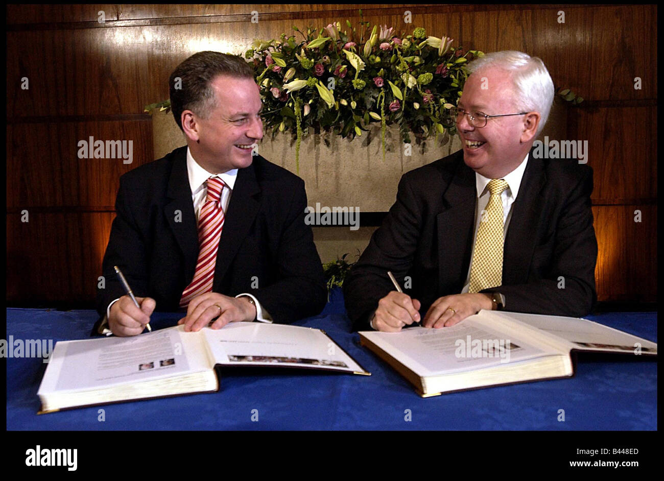 First Minister Jack McConnell May 2003 and Jim Wallace put pen to paper as they agree on the Coalition Government for Scotland Stock Photo