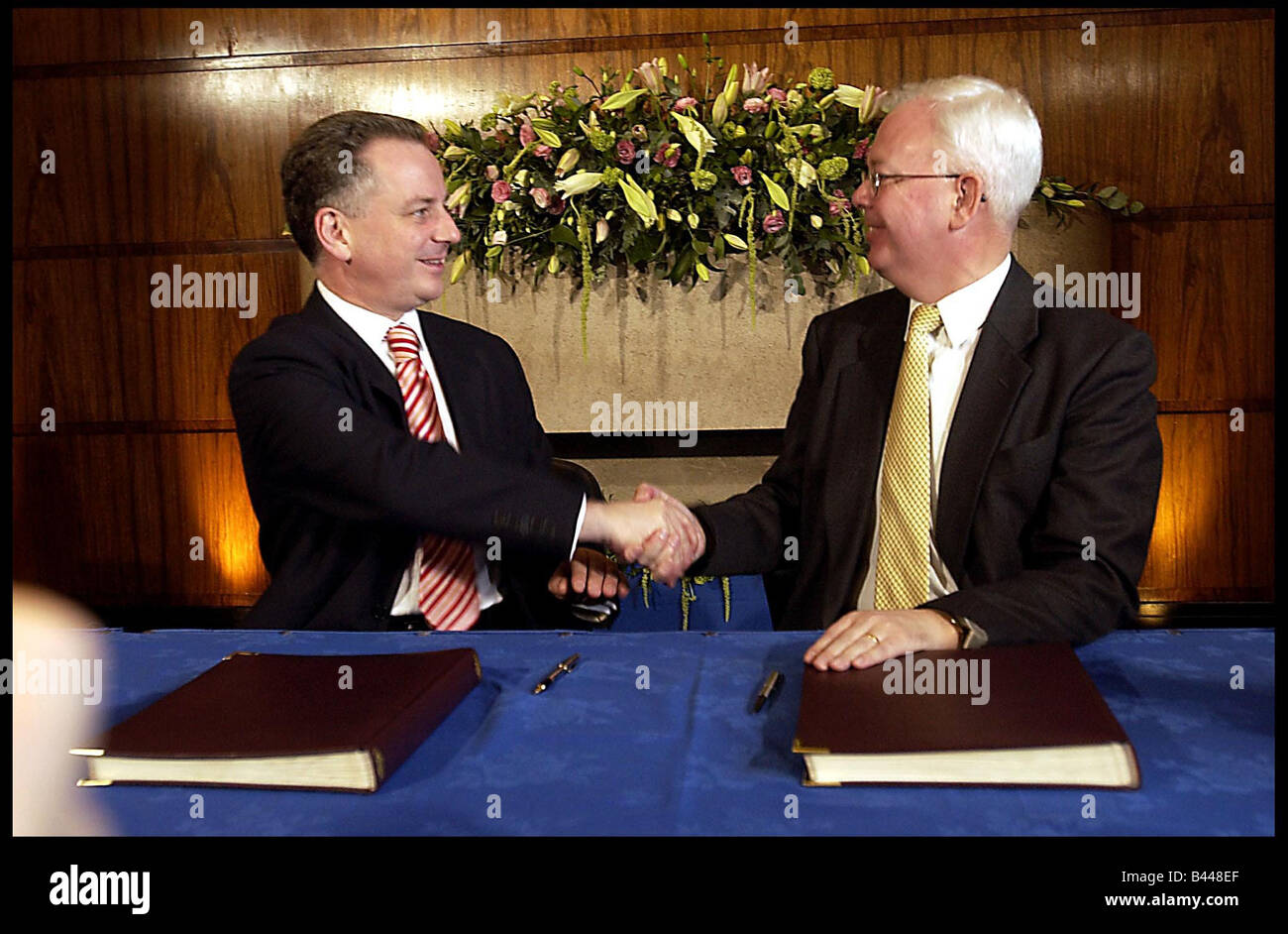 First Minister Jack McConnell and Jim Wallace put pen to paper as they agree on the Coalition Government for Scotland May 2003 Stock Photo