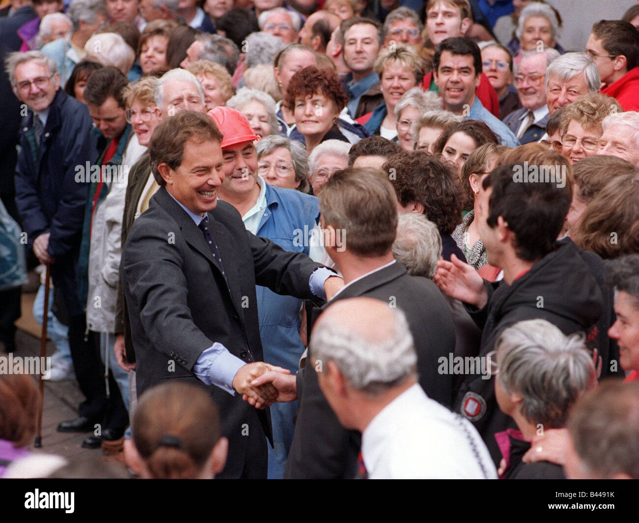 Tony blair 1997 crowds hi-res stock photography and images - Alamy
