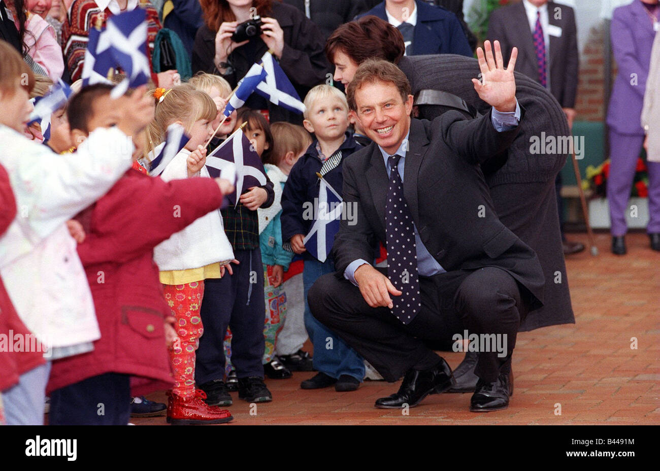 TONY BLAIR BRITISH PRIME MINISTER 8TH SEPTEMBER 1997 TONY BLAIR MEETS CHILDREN AT KILLERMONT PRIMARY SCHOOL BEARSDEN GLASGOW Stock Photo