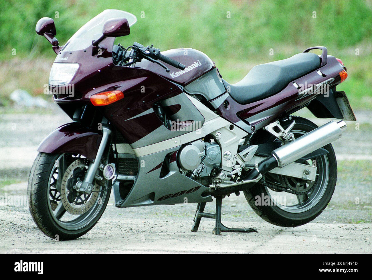 Gooey Glatte bred Kawasaki 600 ZZR motorcycle road record June 1998 motoring supplement  purple and silver motorcycle motorbike Stock Photo - Alamy