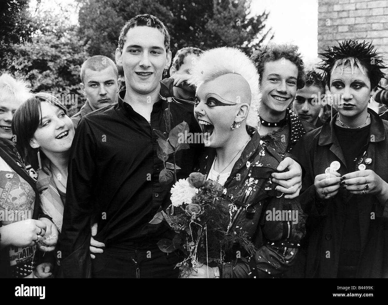 David Bancroft and Alison Wyn de Bank Punk Wedding 1980 with friends at their wedding at Bletchley weby Stock Photo