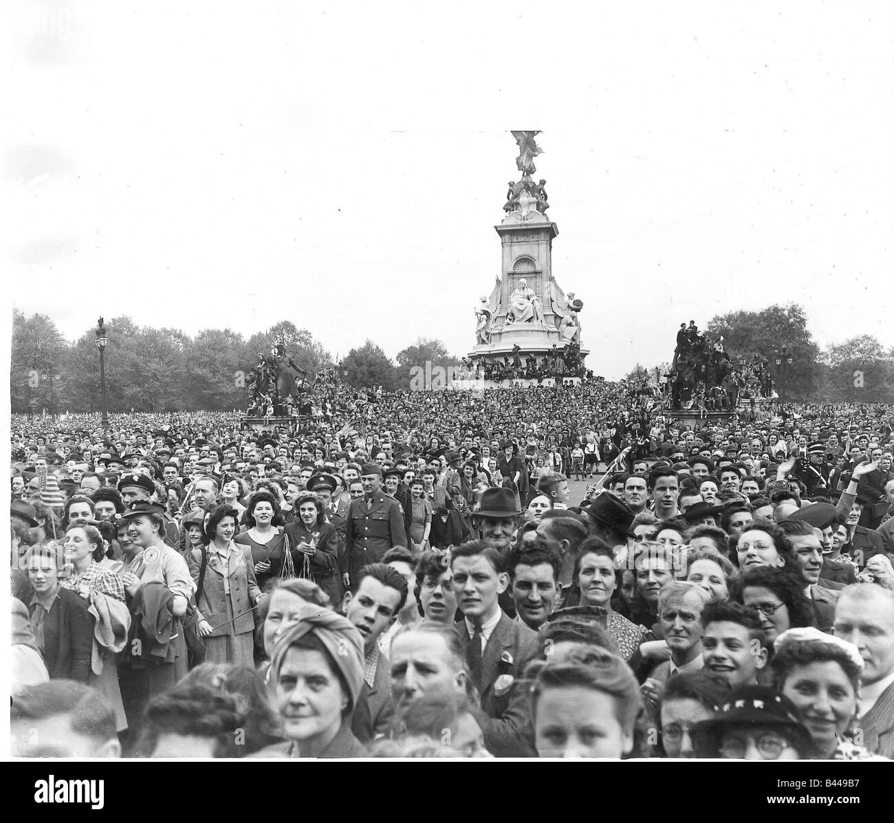 Crowd outside Buckingham Palace London on VE Day 1945 Celebrating victory in Europe WW2 Stock Photo