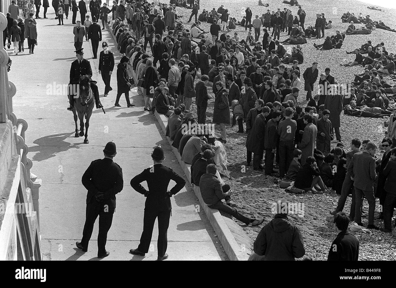 Youth Culture Mod Mods Swinging Sixties Collections April 1965 Mods on the seafront at Brighton watched over by local police Stock Photo
