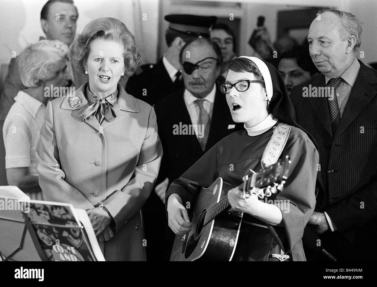 Margaret Thatcher July 1980 visits Toynbee Hall in the East End singing with a nun Stock Photo