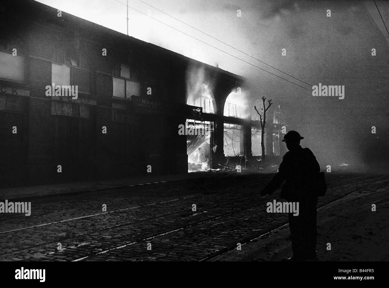 London burns after a WW2 air raid Stock Photo Alamy