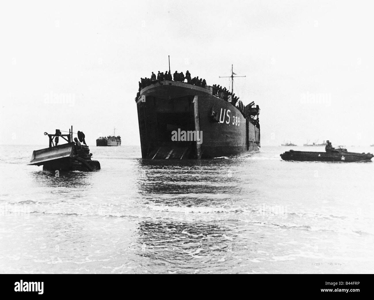 Americans landing on Normandy Beach Brittany on D Day 1944 Stock Photo ...