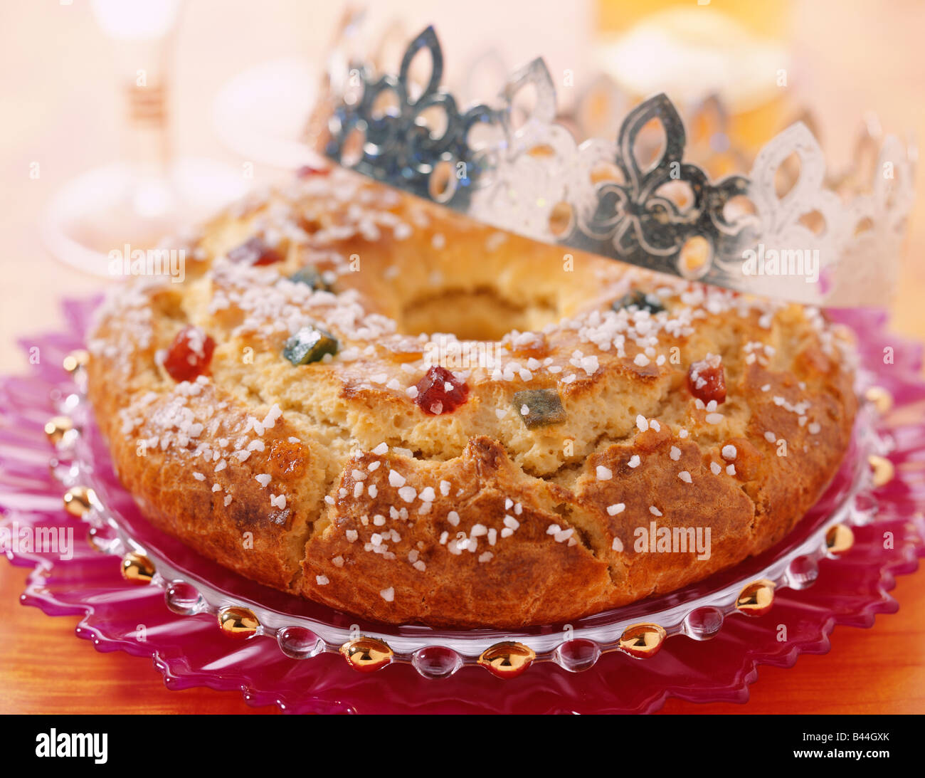 enfant avec couronne et galette des rois Stock Photo