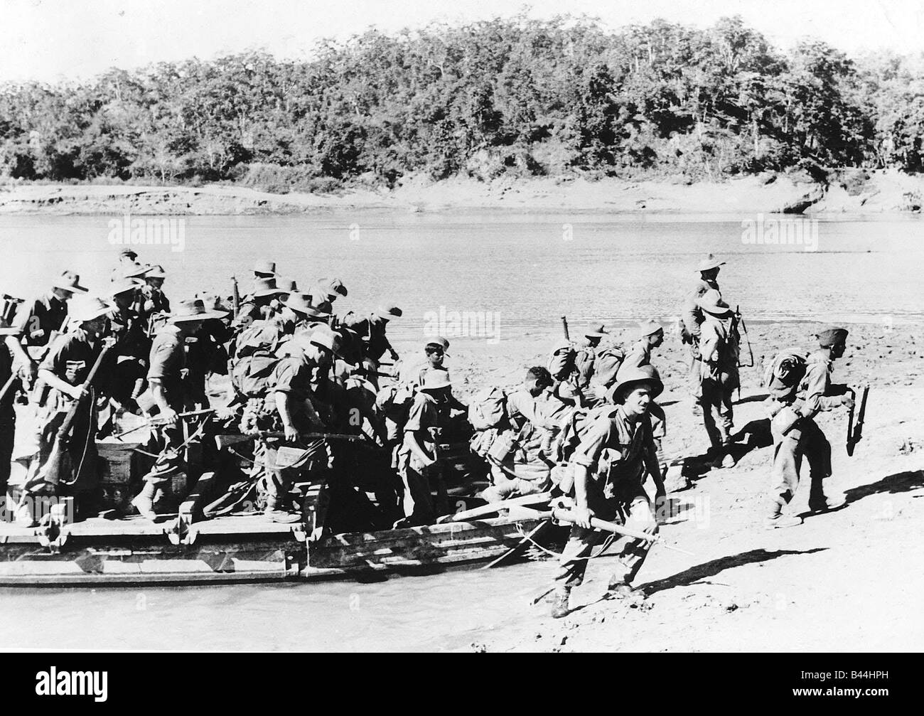 British Indian troops of the 4th Corps cross the Chindwin River near Sittaung pushing east into Burma and linking up with 36th Stock Photo