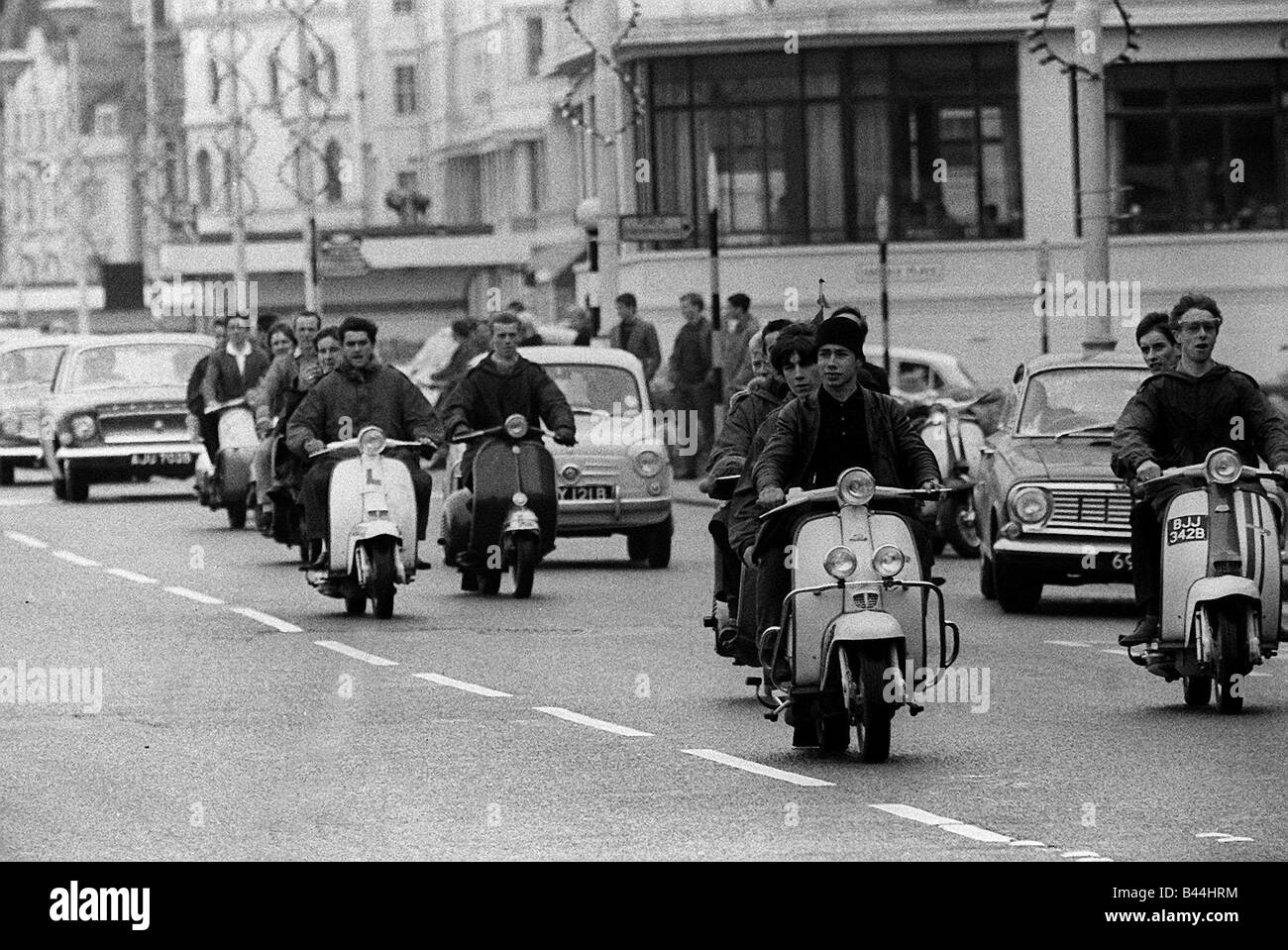 Mods gather on their scooters in Hastings 1964 Stock Photo Alamy