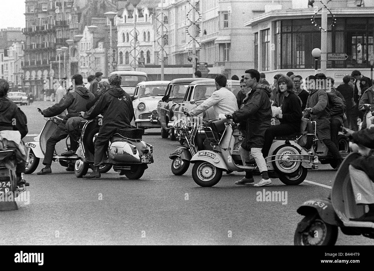 Mods gather on their scooters in Hasting 1964 Stock Photo - Alamy