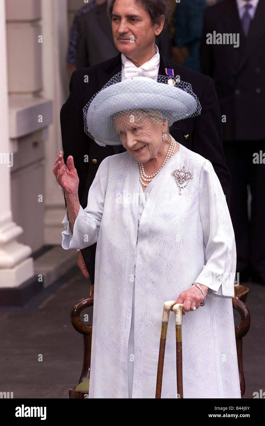 Queen Mother on her 101st Birthday August 2001 Stock Photo: 19771107