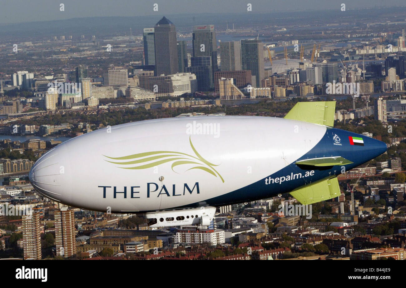 The Palm Airship November 2006 Airship over London pass by Canary Wharf and the Dome Stock Photo