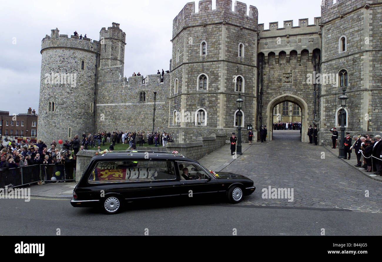 Queen Elizabeth the Queen Mother Funeral Queen Mother arrives Windsor going into the Castle via King Henry 8th Gate Mirrorpix Stock Photo