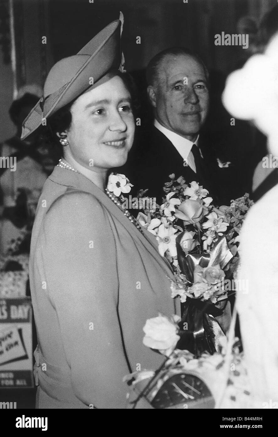 Queen Elizabeth May 1940 visiting the Mansion House during Hospital Day ...
