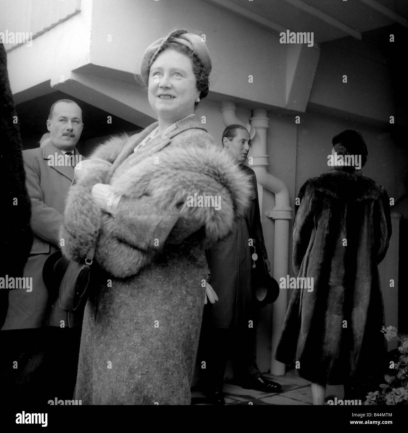 Woman wearing fur stole hires stock photography and images Alamy