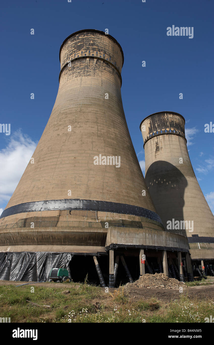 TINSLEY COOLING TOWERS DEMOLITION SHEFFIELD YORKSHIRE ENGLAND UNITED KINGDOM UK Stock Photo