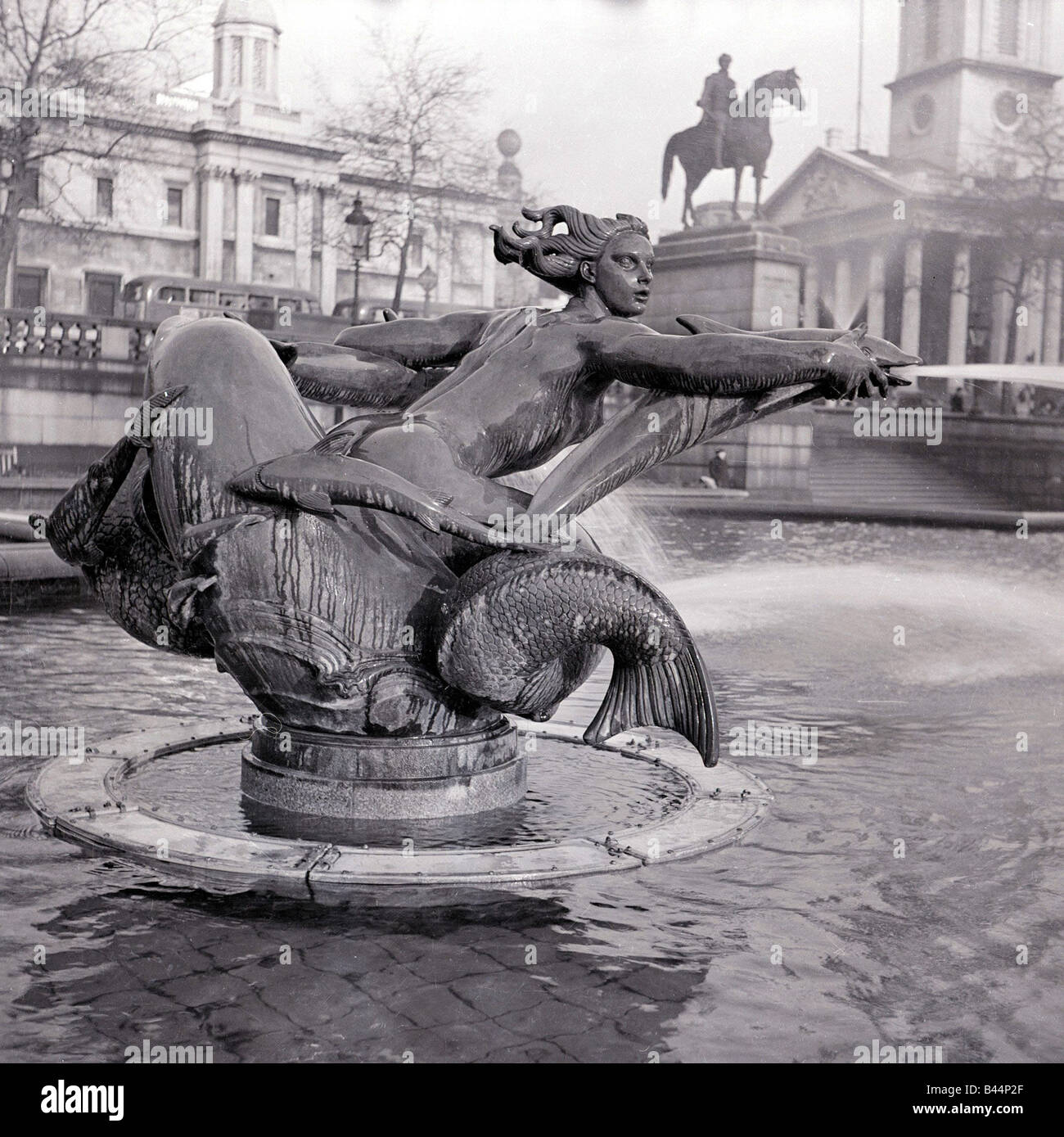 Statue in trafalgar square hi-res stock photography and images - Alamy