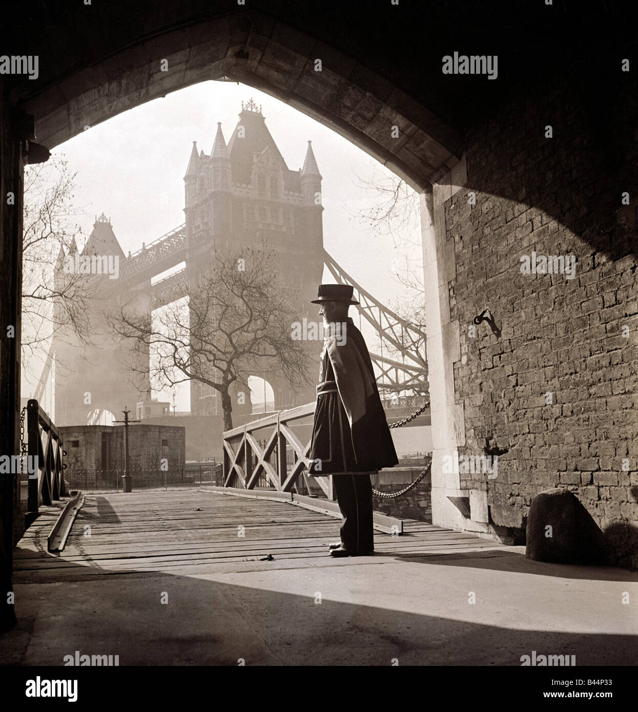 A beefeater guards the entrance to the Tower of London circa 1950s Stock Photo
