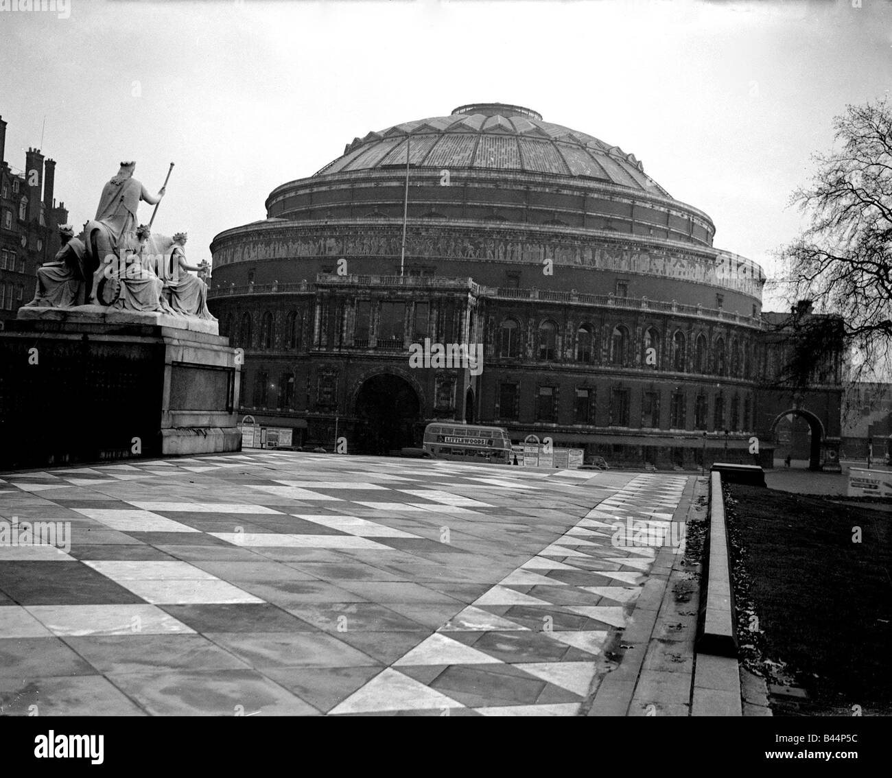 Royal albert hall exterior Black and White Stock Photos & Images - Alamy