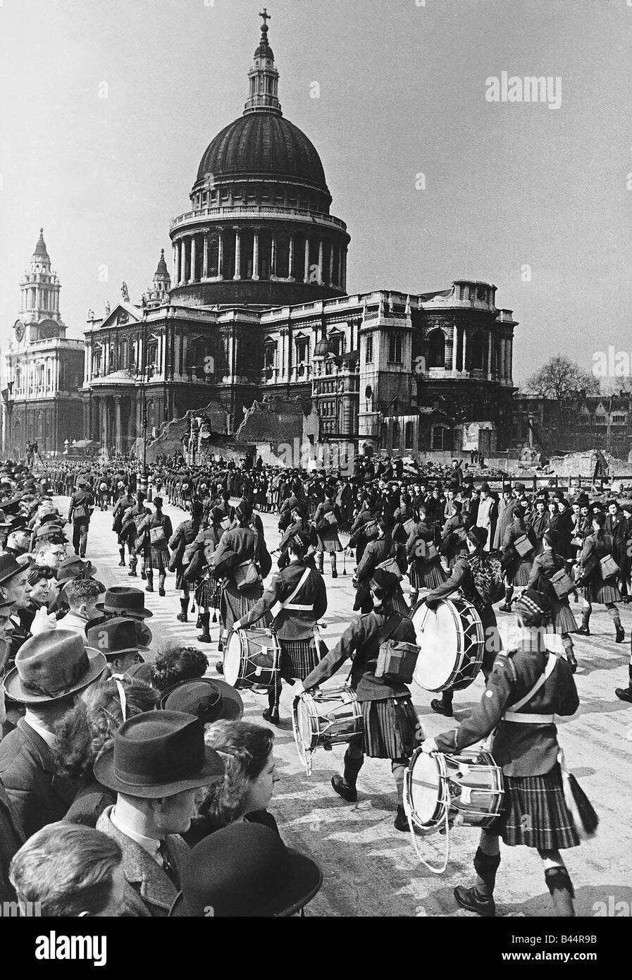 Scottish pipes and drums march past St Paul s Cathedral in London during a war savings parade WW2 1942 Stock Photo